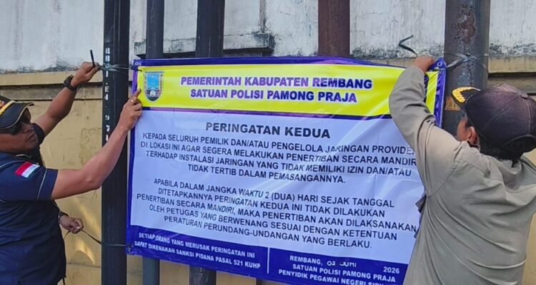 Tiang dan Kabel Internet di Rembang Semrawut, Pemkab Turun Tangan/rembangkab