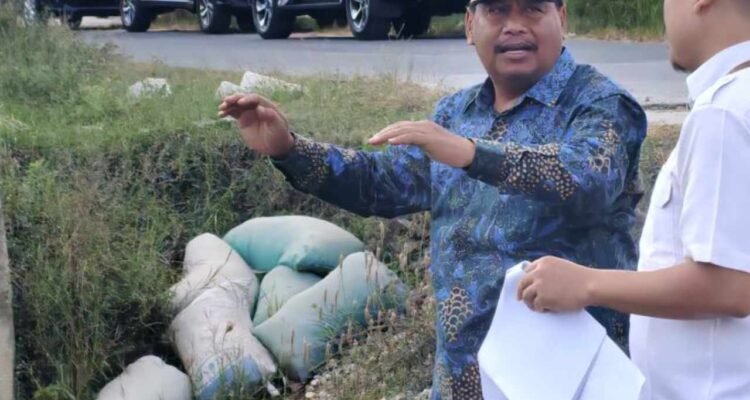 Bupati Rembang, Harno bersama Dinas Pekerjaan Umum dan Penataan Ruang (DPUTaru) Kabupaten Rembang melakukan peninjauan lokasi /rembangkab Bupati Rembang, Harno bersama Dinas Pekerjaan Umum dan Penataan Ruang (DPUTaru) Kabupaten Rembang melakukan peninjauan lokasi /rembangkab