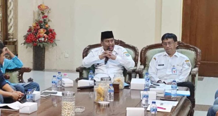 Pekerja PWI Rembang Protes Aturan Kepemilikan SIM dan STNK Kendaraan yang Parkir di Pabrik/rembangkab
