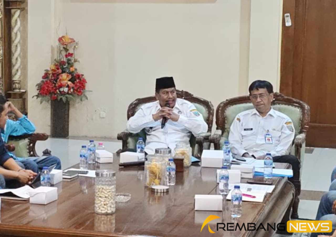 Pekerja PWI Rembang Protes Aturan Kepemilikan SIM dan STNK Kendaraan yang Parkir di Pabrik/rembangkab