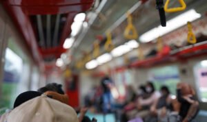 Ilustrasi suasana dalam KRL/istock