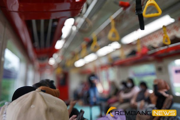 Ilustrasi suasana dalam KRL/istock