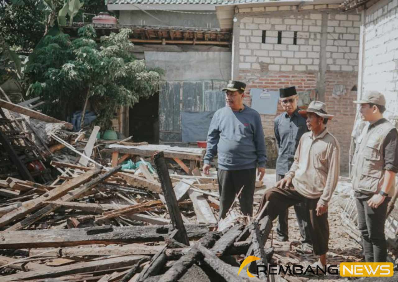 Bupati Rembang Beri Bantuan Warga yang Rumahnya Kebakaran di Balongmulyo /rembangkab Bupati Rembang Beri Bantuan Warga yang Rumahnya Kebakaran di Balongmulyo /rembangkab