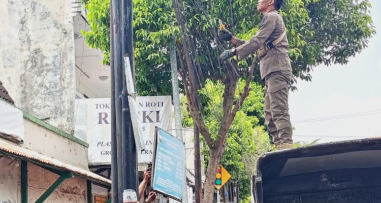 Pemkab Rembang Tertibkan Kabel Jaringan yang Semrawut/rembangkab Pemkab Rembang Tertibkan Kabel Jaringan yang Semrawut/rembangkab