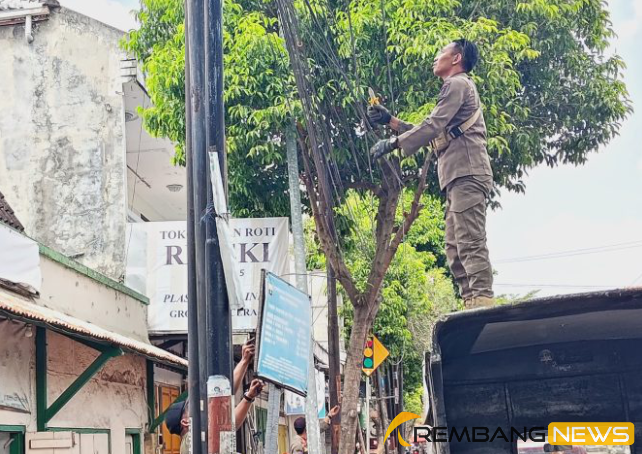 Pemkab Rembang Tertibkan Kabel Jaringan yang Semrawut/rembangkab