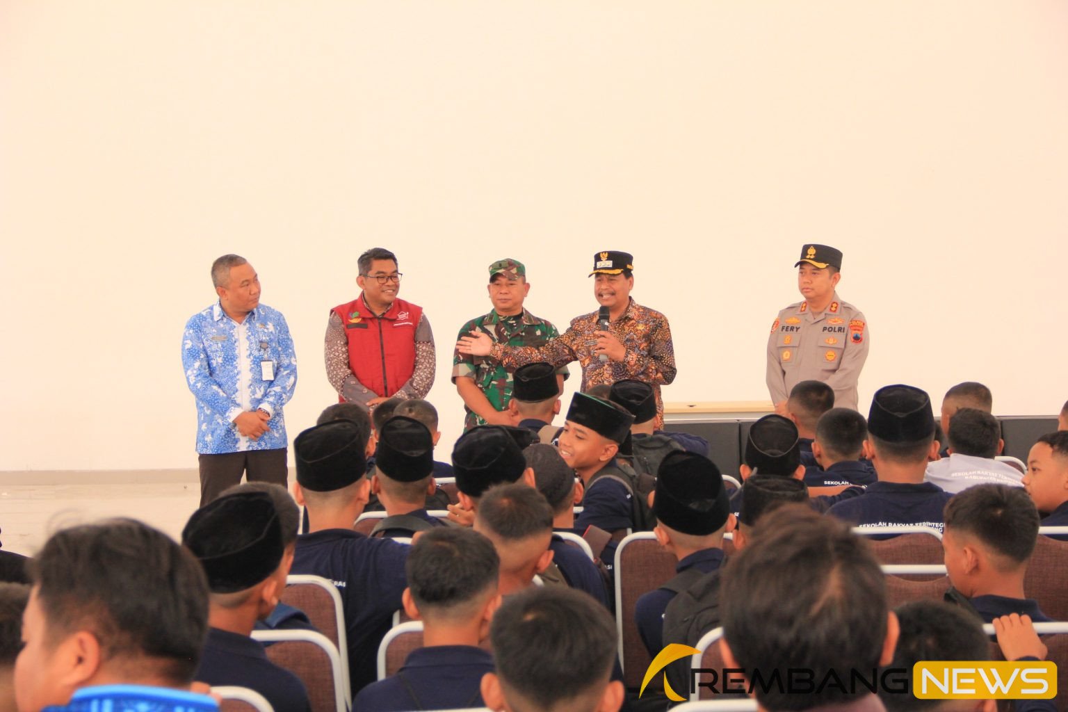 Bupati Harno Tinjau Pelaksanaan Sekolah Rakyat di Kaliombo Rembang/rembangkab Bupati Harno Tinjau Pelaksanaan Sekolah Rakyat di Kaliombo Rembang/rembangkab