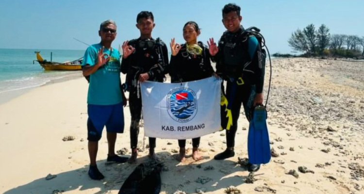 Bendera Merah Putih Bakal Dikibarkan di Bawah Laut Perairan Pulau Gede Rembang/rembangkab Bendera Merah Putih Bakal Dikibarkan di Bawah Laut Perairan Pulau Gede Rembang/rembangkab