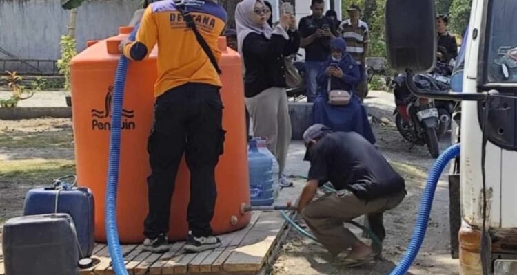 Musim Kemarau, 13 Desa di Rembang Terima Dropping Air Bersih/rembangkab Musim Kemarau, 13 Desa di Rembang Terima Dropping Air Bersih/rembangkab