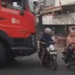 Dua Wanita Asyik Ngobrol di Tengah Jalan Ganggu Lalu Lintas/tangkap layar