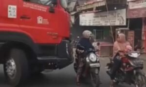 Dua Wanita Asyik Ngobrol di Tengah Jalan Ganggu Lalu Lintas/tangkap layar Dua Wanita Asyik Ngobrol di Tengah Jalan Ganggu Lalu Lintas/tangkap layar