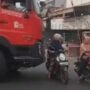 Dua Wanita Asyik Ngobrol di Tengah Jalan Ganggu Lalu Lintas/tangkap layar