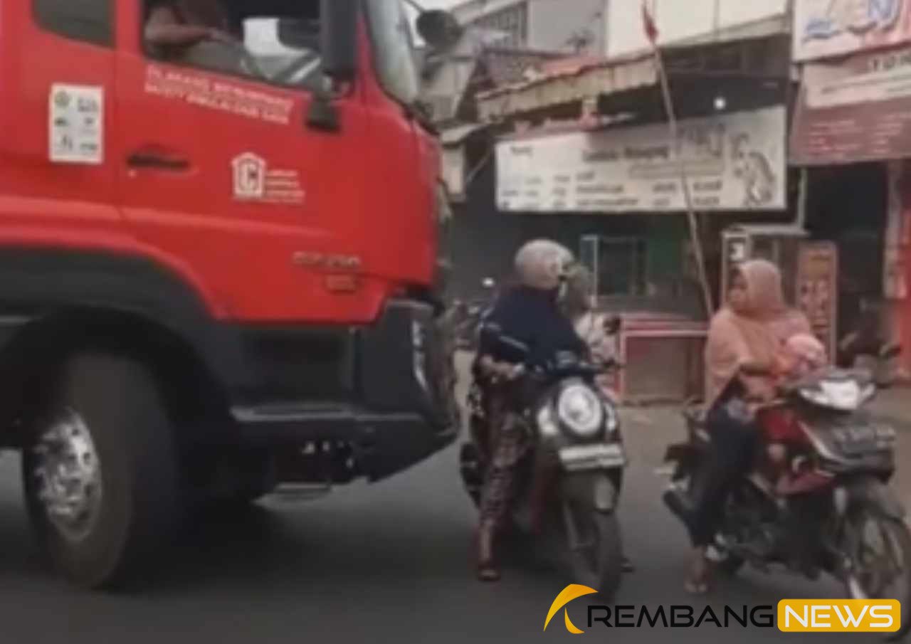 Dua Wanita Asyik Ngobrol di Tengah Jalan Ganggu Lalu Lintas/tangkap layar
