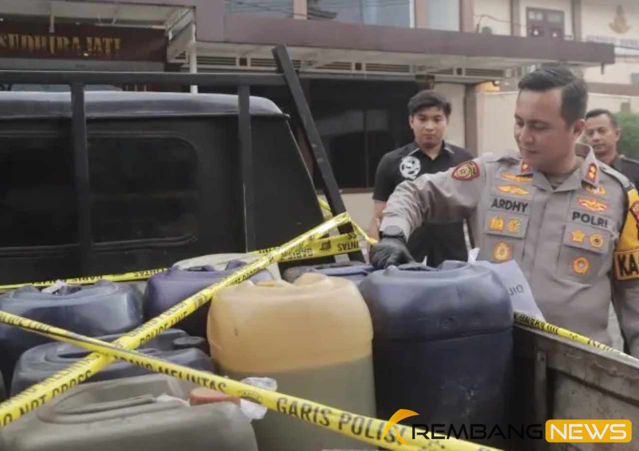 Dugaan Penimbunan Solar dan Pertalite di Blitar, Polisi Temukan Ribuan Liter BBM/humas polri